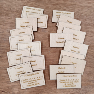 Houten 'levend Stratego' kaartjes, christelijke variant Houten 'levend Stratego' kaartjes, christelijke variant